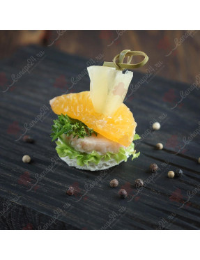 Канапе куриный рулет с фруктами 