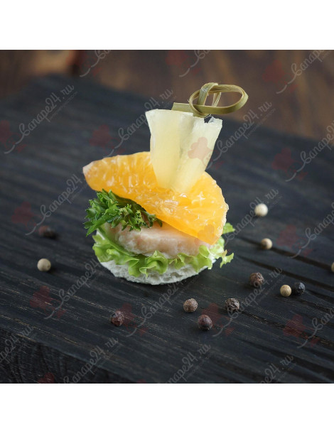 Канапе куриный рулет с фруктами