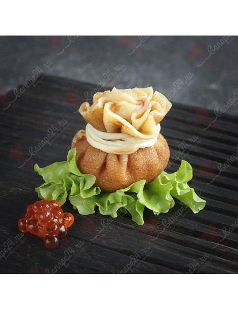 Мини-блинчик с красной икрой